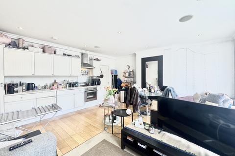 2 bedroom house share to rent, Balham High Road, London SW17