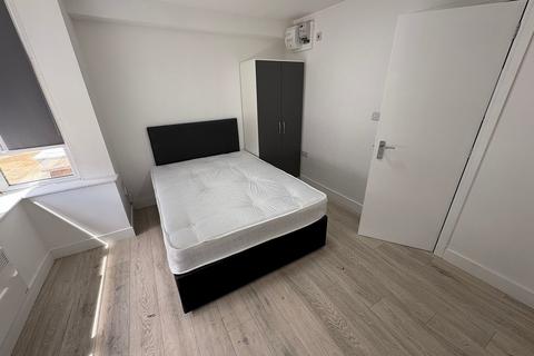 6 bedroom semi-detached house to rent, Mount Road, Hayes