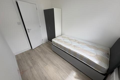6 bedroom semi-detached house to rent, Mount Road, Hayes