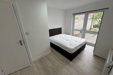 6 bedroom semi-detached house to rent, Mount Road, Hayes
