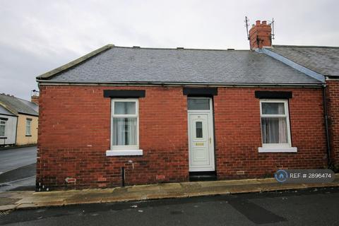 3 bedroom end of terrace house to rent, Brady Street, Sunderland, SR4
