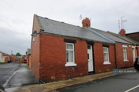 3 bedroom end of terrace house to rent, Brady Street, Sunderland, SR4