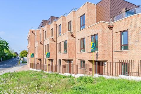 60 Larkshall Road, London E4