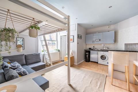 Studio to rent, Craven Road, Lancaster Gate, London, W2