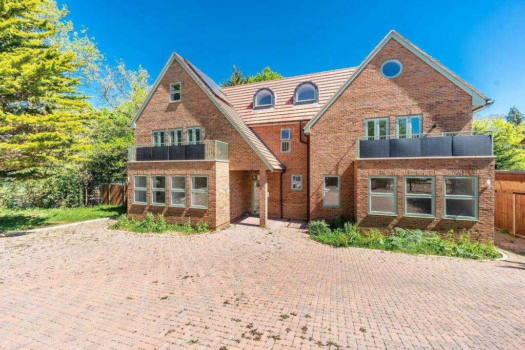 Detached house exterior, driveway