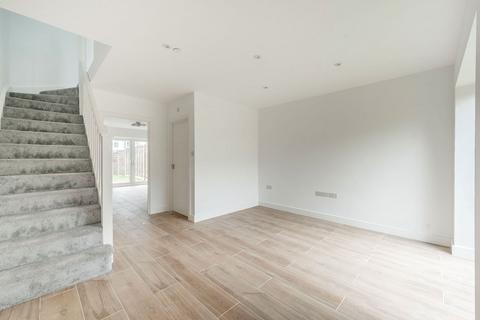 1 Champagne Walk, London N3