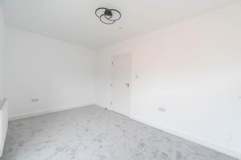 1 Champagne Walk, London N3