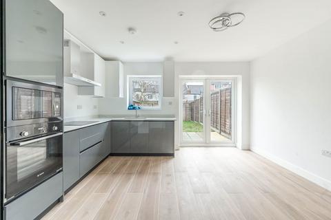 1 Champagne Walk, London N3