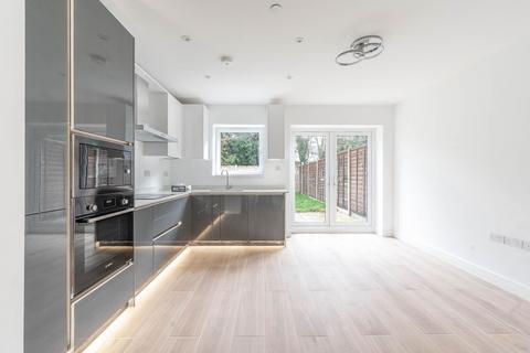 1 Champagne Walk, London N3