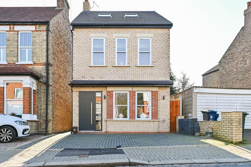 Detached house exterior, driveway
