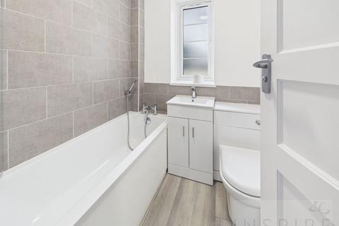 2 bedroom flat to rent, Bishopric Court, Horsham RH12