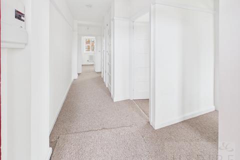 2 bedroom flat to rent, Bishopric Court, Horsham RH12