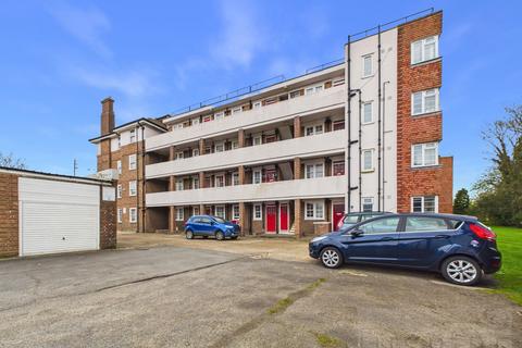 2 bedroom flat to rent, Bishopric Court, Horsham RH12