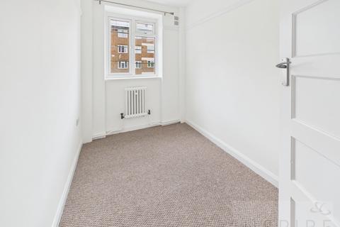 2 bedroom flat to rent, Bishopric Court, Horsham RH12
