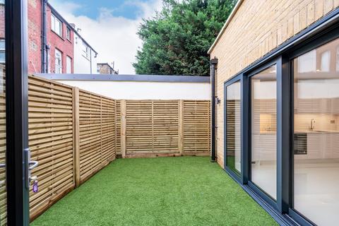 2 bedroom flat for sale, London SW19