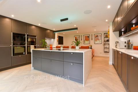 2 bedroom ground floor flat for sale, Pitt Place, Epsom KT17