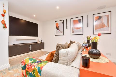 2 bedroom ground floor flat for sale, Pitt Place, Epsom KT17