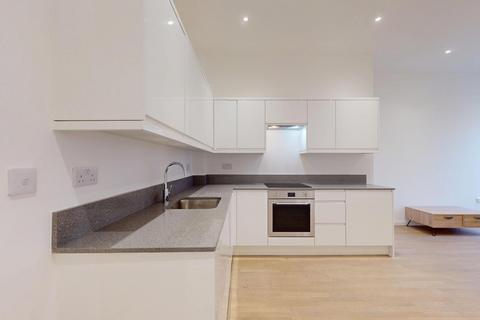 Studio to rent, Riverbank Way