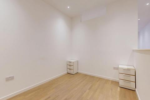 Studio to rent, Riverbank Way