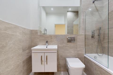Studio to rent, Riverbank Way