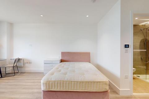 Studio to rent, New Horizons Court