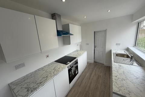 3 bedroom semi-detached house to rent, Kings Crescent, Edlington, Doncaster