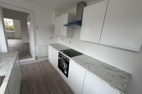 3 bedroom semi-detached house to rent, Kings Crescent, Edlington, Doncaster