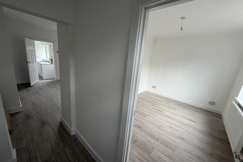 3 bedroom semi-detached house to rent, Kings Crescent, Edlington, Doncaster