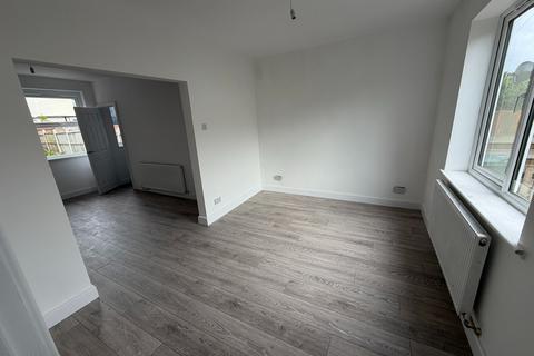 3 bedroom semi-detached house to rent, Kings Crescent, Edlington, Doncaster