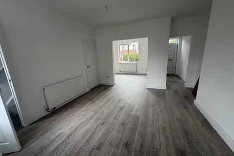 3 bedroom semi-detached house to rent, Kings Crescent, Edlington, Doncaster