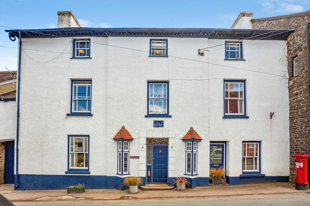 8 bedroom house for sale