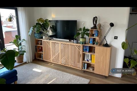 1 bedroom flat to rent, Broadash Close, London, SW16