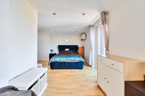 undefined, Uxbridge Road, Ealing, London