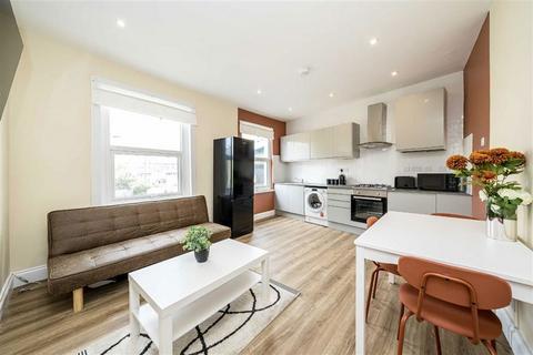 3 bedroom flat to rent, Herne Hill Road, London SE24