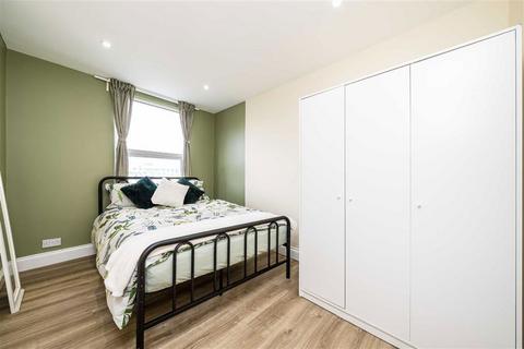3 bedroom flat to rent, Herne Hill Road, London SE24