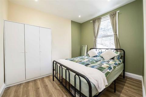 3 bedroom flat to rent, Herne Hill Road, London SE24