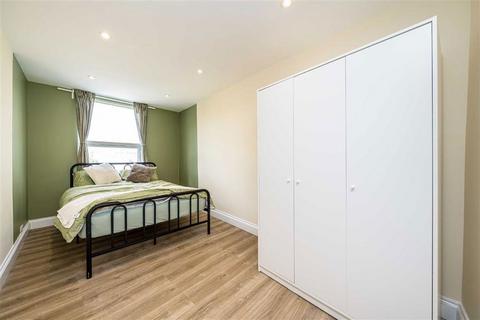 3 bedroom flat to rent, Herne Hill Road, London SE24