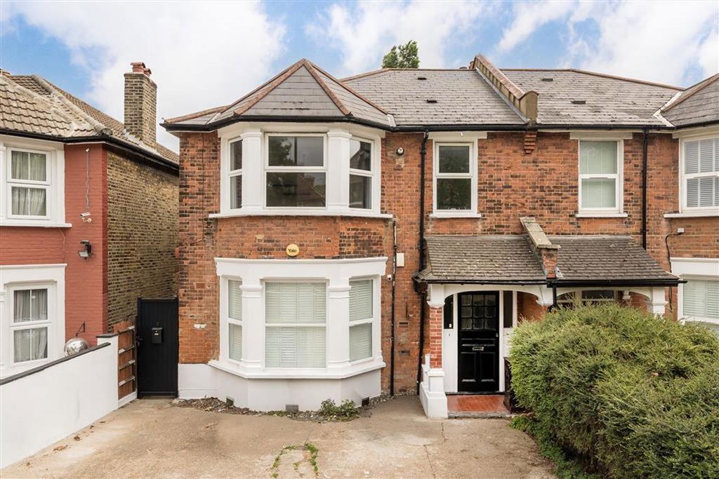2 bedroom flat for sale in London