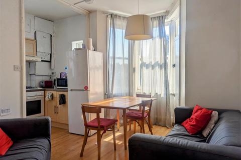 3 bedroom flat to rent, Fulham Palace Road, Hammersmith
