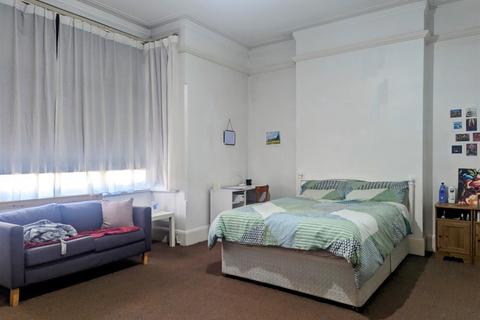 3 bedroom flat to rent, Fulham Palace Road, Hammersmith
