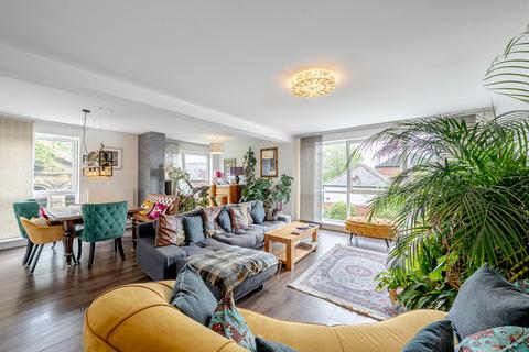 Flat - Beverley Court, Shadwell Lane, Leeds LS17