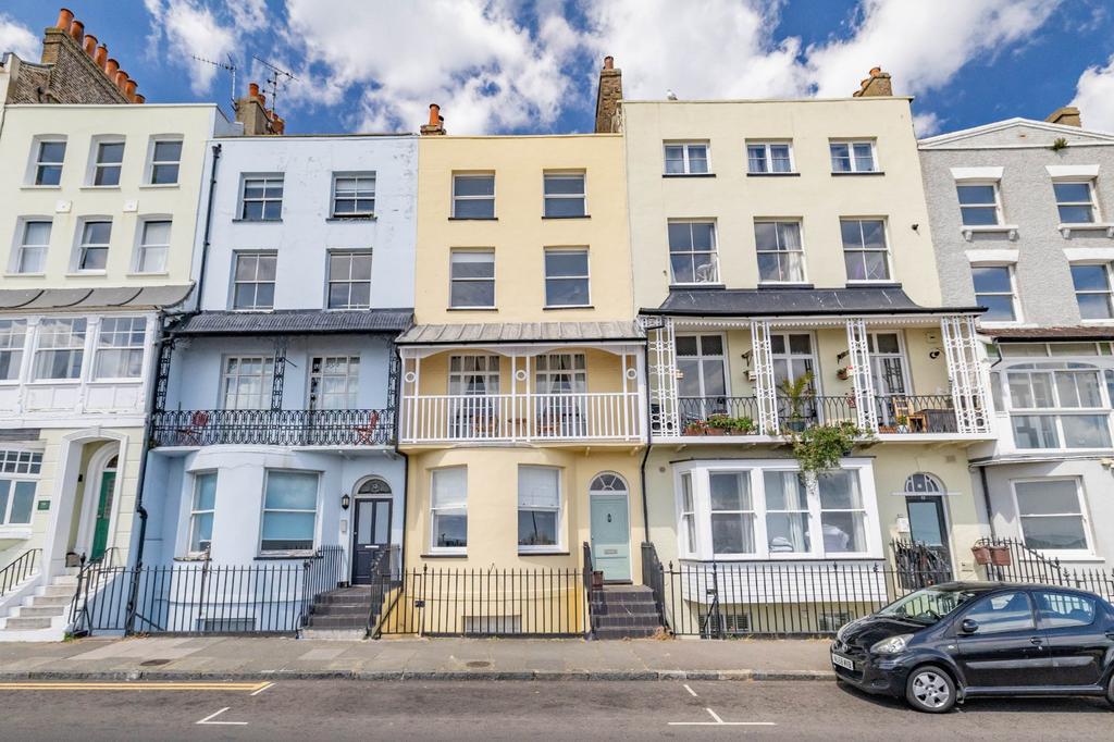 6 bedroom terraced house for sale