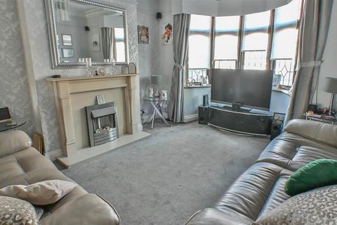 4 bedroom semi-detached house for sale, Rose Glen, Romford