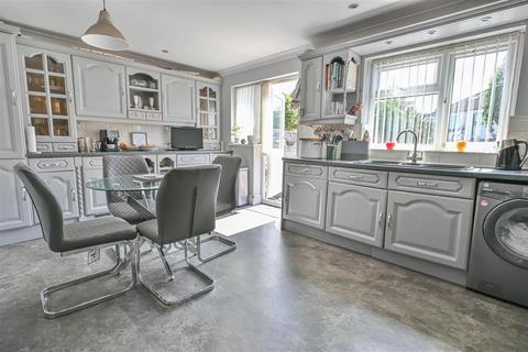 4 bedroom semi-detached house for sale, Rose Glen, Romford