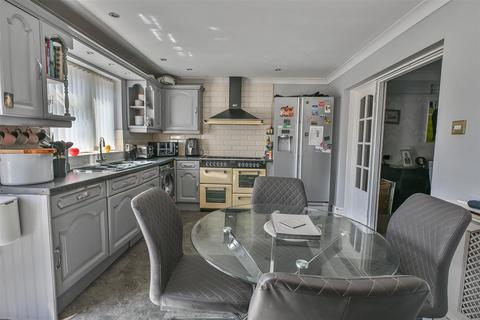 4 bedroom semi-detached house for sale, Rose Glen, Romford
