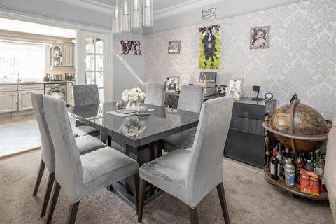 4 bedroom semi-detached house for sale, Rose Glen, Romford