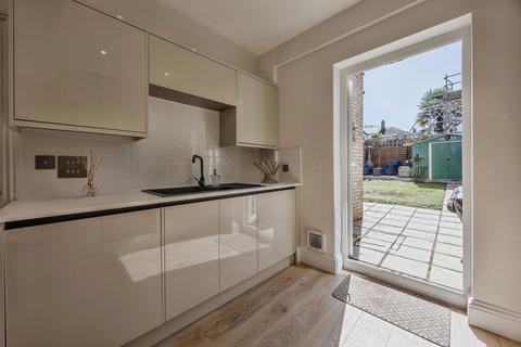 2 bedroom end of terrace house for sale, Northborough Road, London, SW16