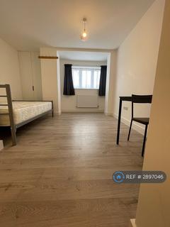 Studio to rent, Wolves Lane, London, N13