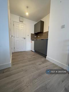Studio to rent, Wolves Lane, London, N13