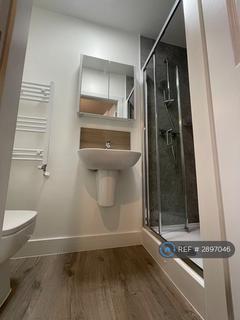 Studio to rent, Wolves Lane, London, N13